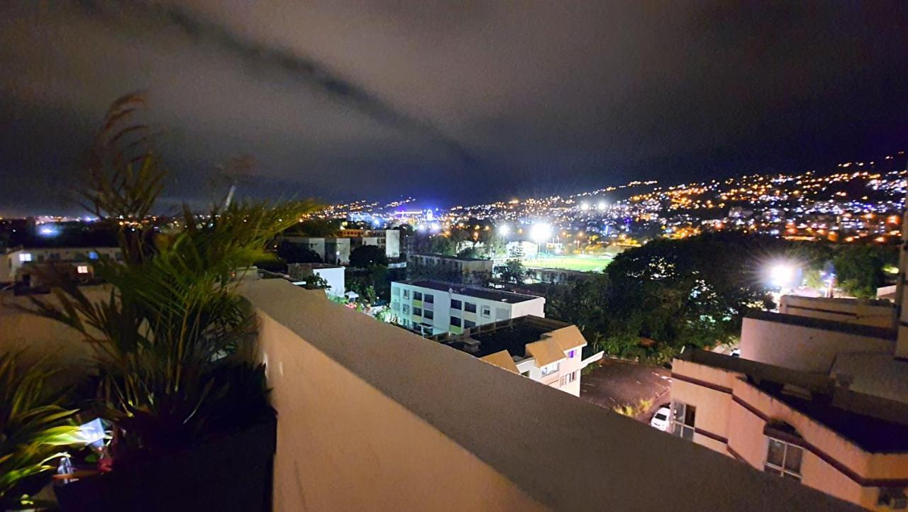 Rooftop - L'Appartement En Haut سان دوني المظهر الخارجي الصورة